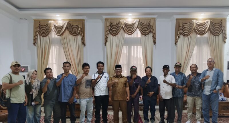 Ketua dan Pengurus AJO Pasbar, bersama  Bupati Pasaman Barat, H. Yulianto.