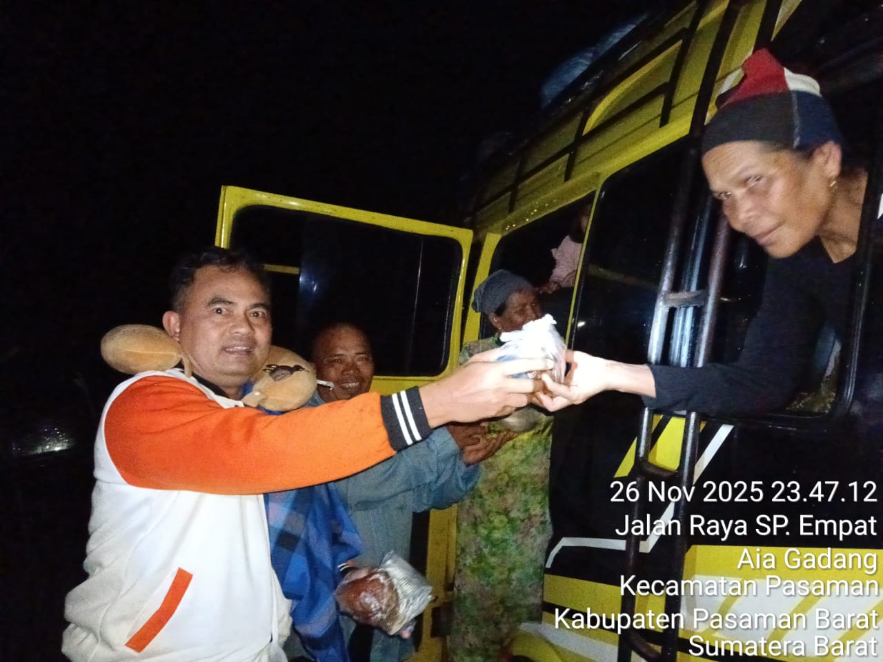 Sulaiman Tinjau Banjir Aia Gadang, Beri Dukungan Moral dan Bantuan Makanan 6 Sulaiman Tinjau Banjir Aia Gadang, Beri Dukungan Moral dan Bantuan Makanan