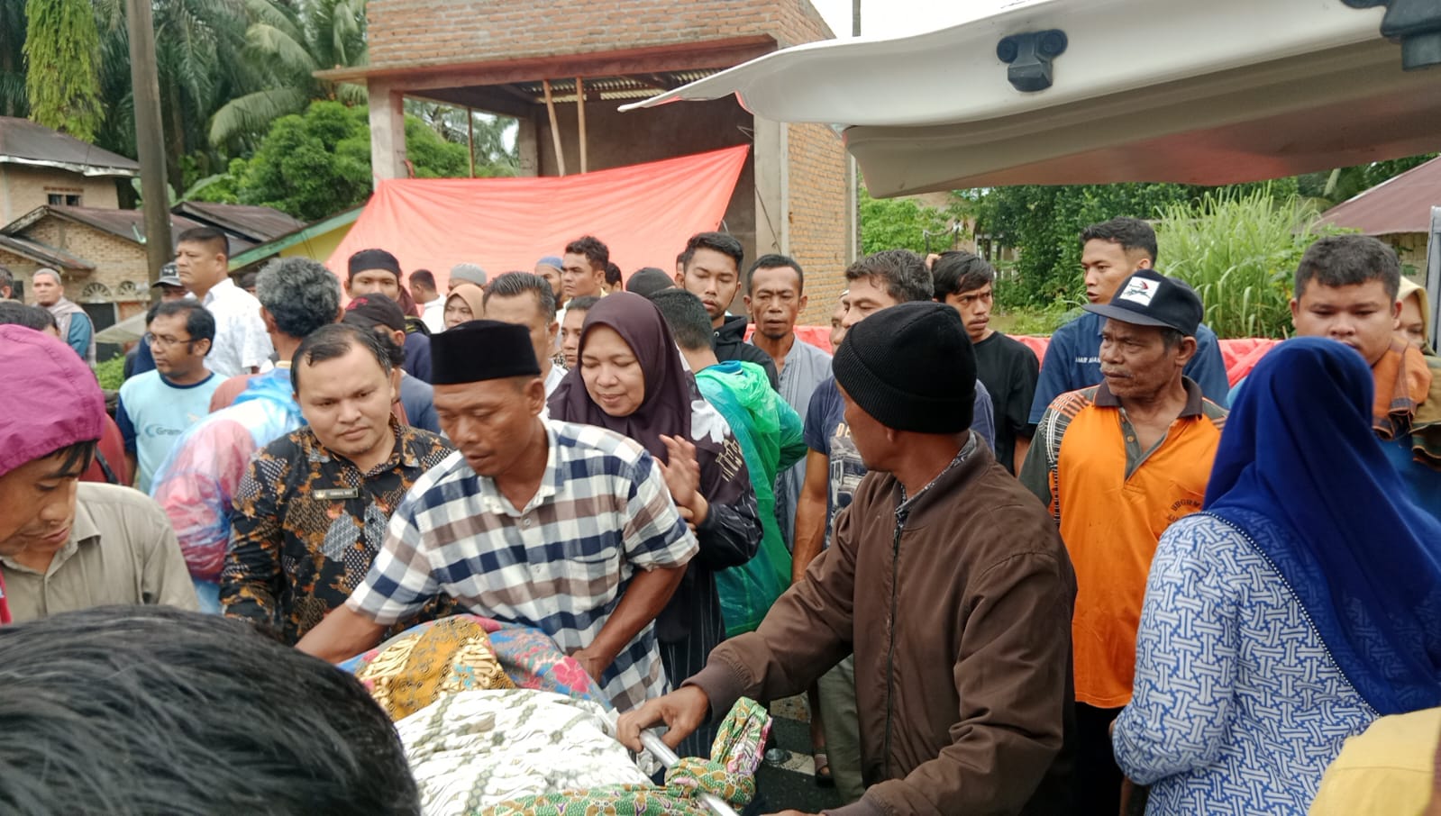 Bupati Yulianto Apresiasi Aksi Kemanusiaan Warga Gotong Jenazah Lintasi Banjir 6 IMG 20251127 WA0103
