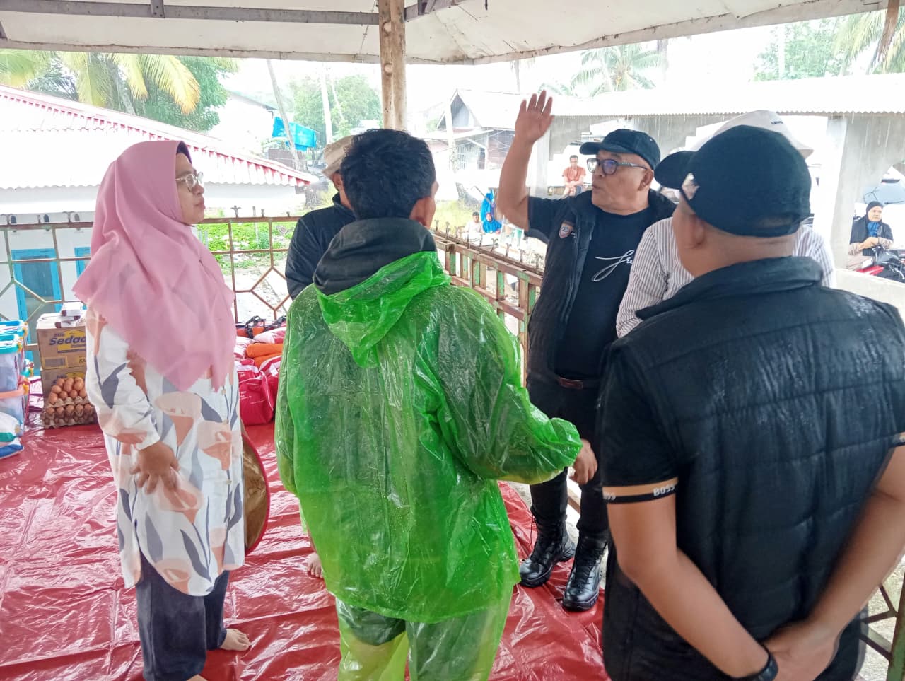 Pastikan Bantuan Tepat Sasaran, Bupati Pasbar Yulianto Turun ke Sasak Ranah Pasisie 6 Pastikan Bantuan Tepat Sasaran, Bupati Pasbar Yulianto Turun ke Sasak Ranah Pasisie