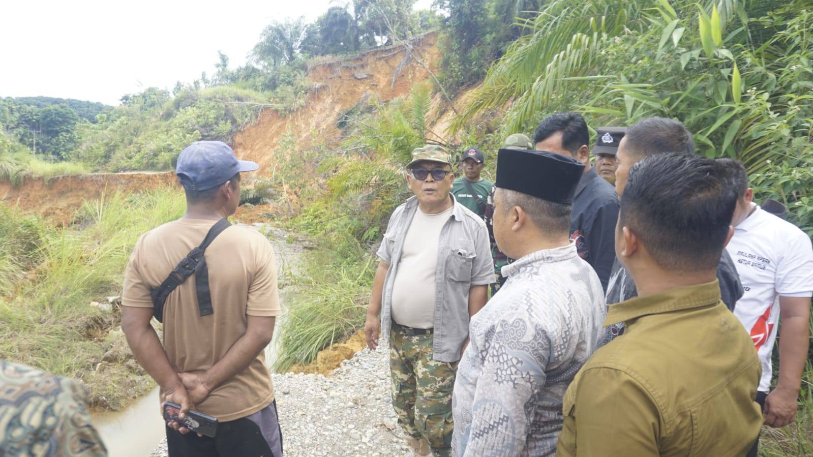 Bupati Pasaman Barat Tinjau Lokasi Kebakaran Silayang dan Longsor Trans Aek Nabirong, Salurkan Bantuan Darurat 6 597154845 884239127502717 9066883355908047973 n