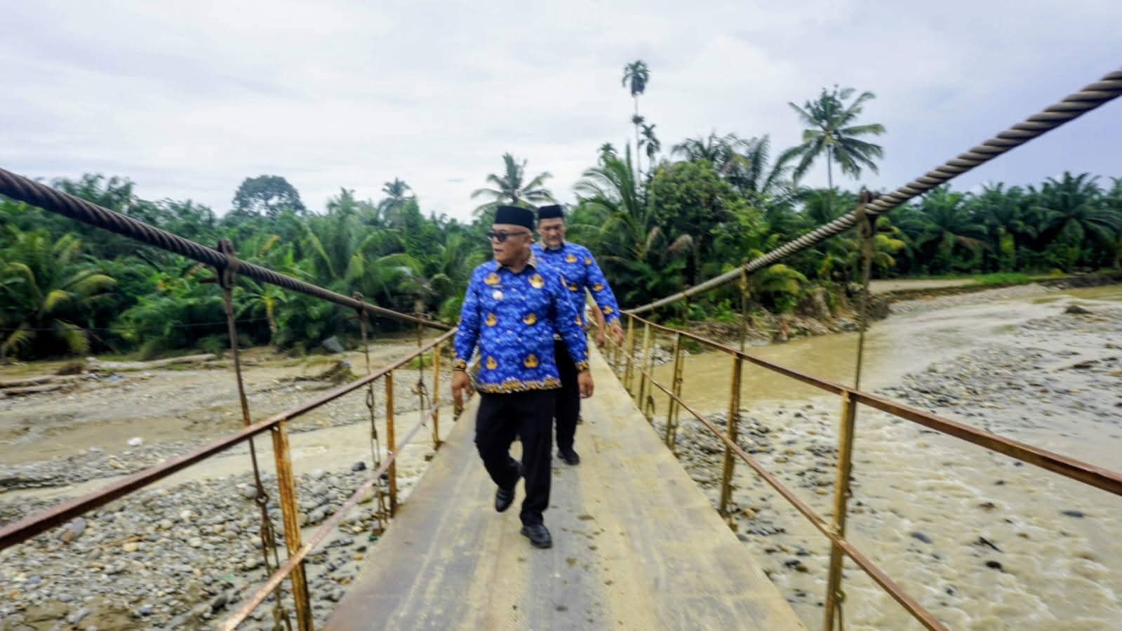 Bupati Yulianto dan Wakil Bupati M. Ihpan Tinjau Banjir Lubuk Gobing, Serius Tangani Perubahan Aliran Sungai 6 FB IMG 1765982063725
