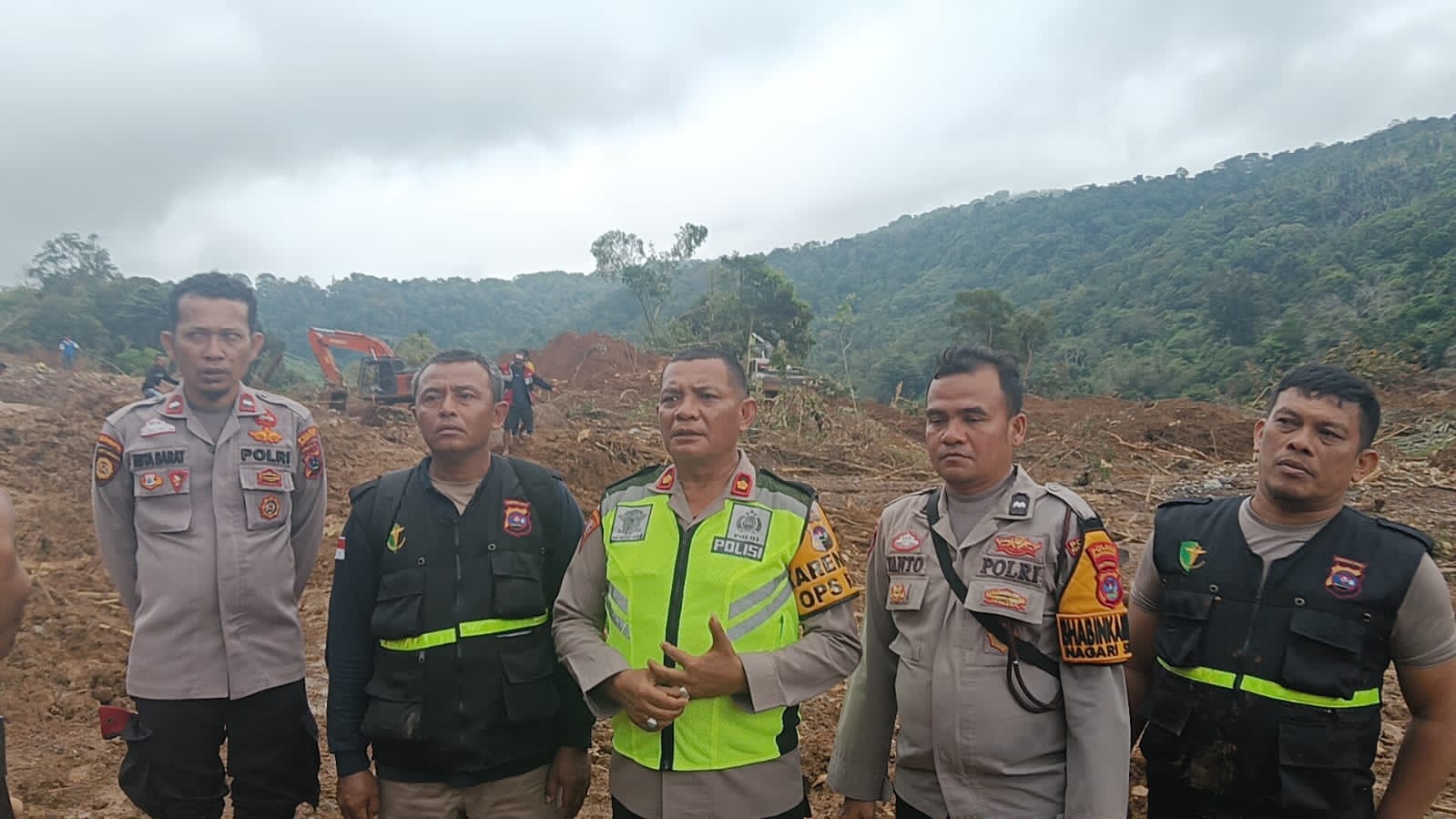 Respons Cepat Polres Pasaman Barat di Tengah Bencana Longsor Sinuruik 6 IMG 20251206 WA0215