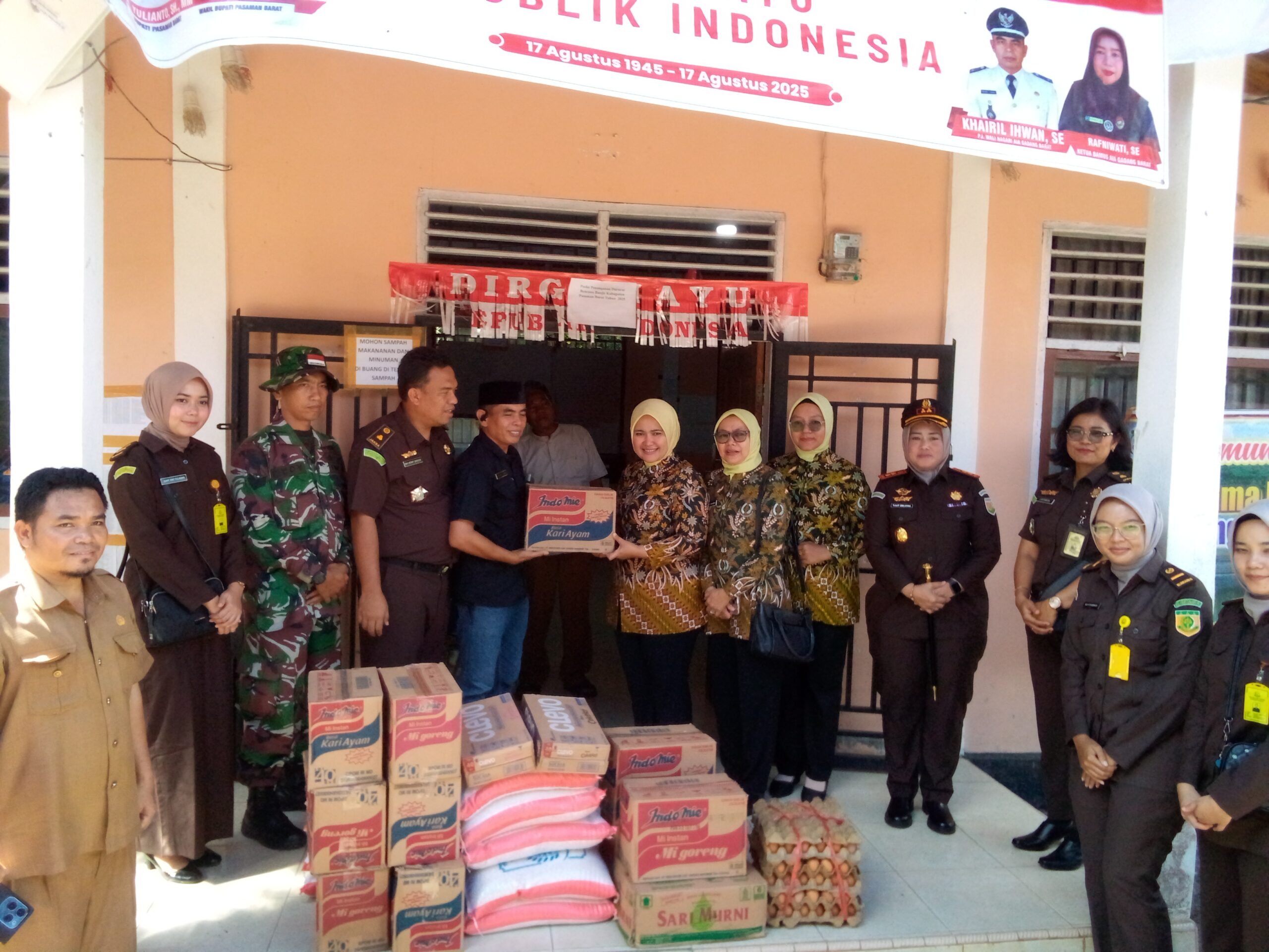 Pasca Bencana, Kajari Pasbar Tjut Zelvira Salurkan Bantuan Logistik di Aia Gadang Barat 6 IMG 20251201 134757 012 scaled