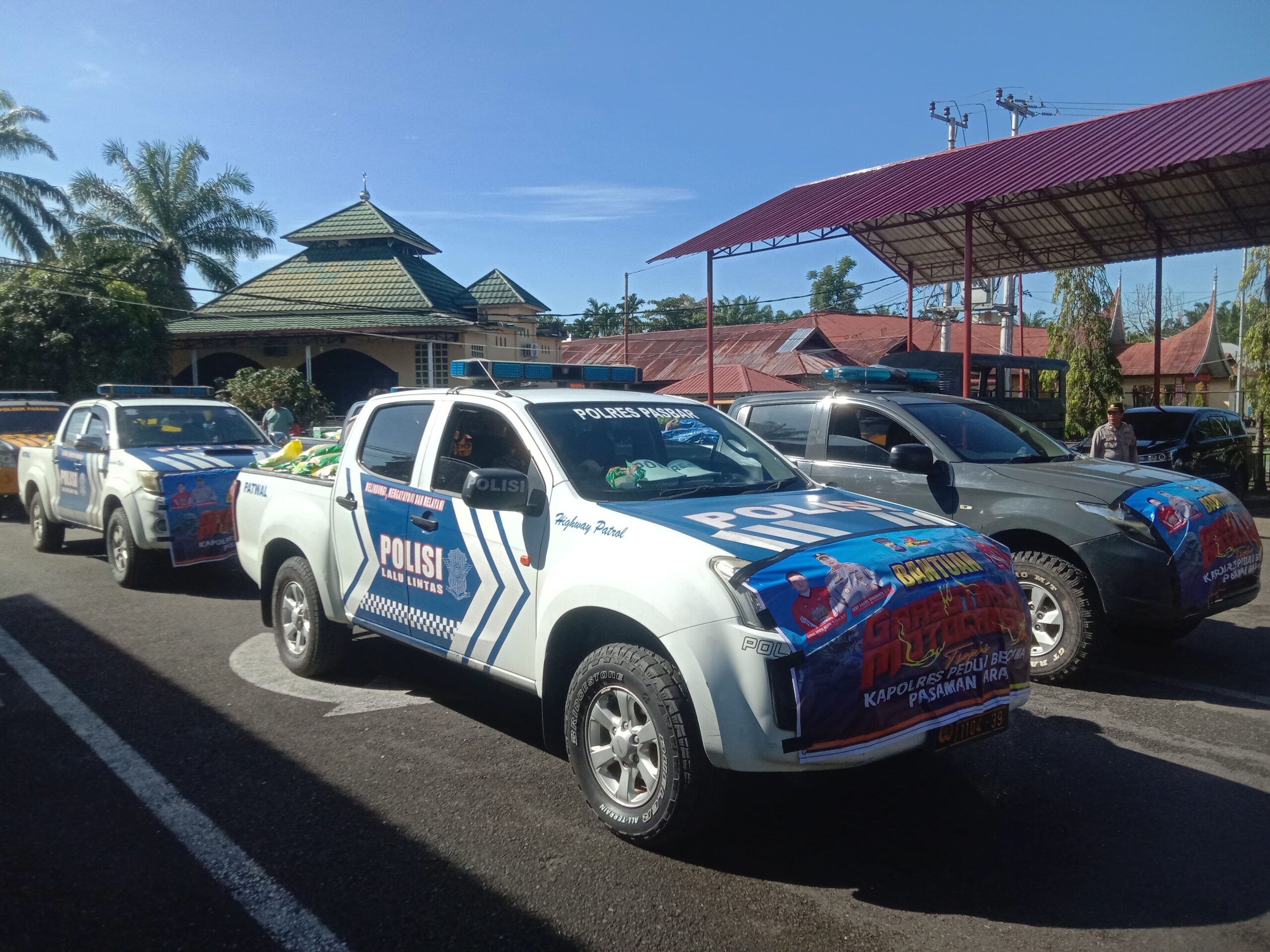 Kapolres Pasaman Barat Lepas Bantuan Sembako Hasil Donasi Grasstrack Motocross Peduli Bencana 6 IMG 20251218 092349 scaled