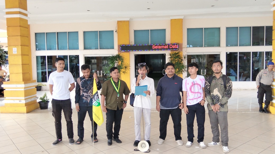Aksi SEMMI dan AMPB: Soroti Transparansi dan Pelayanan Publik, Berakhir Damai di Kantor Bupati 6 124894