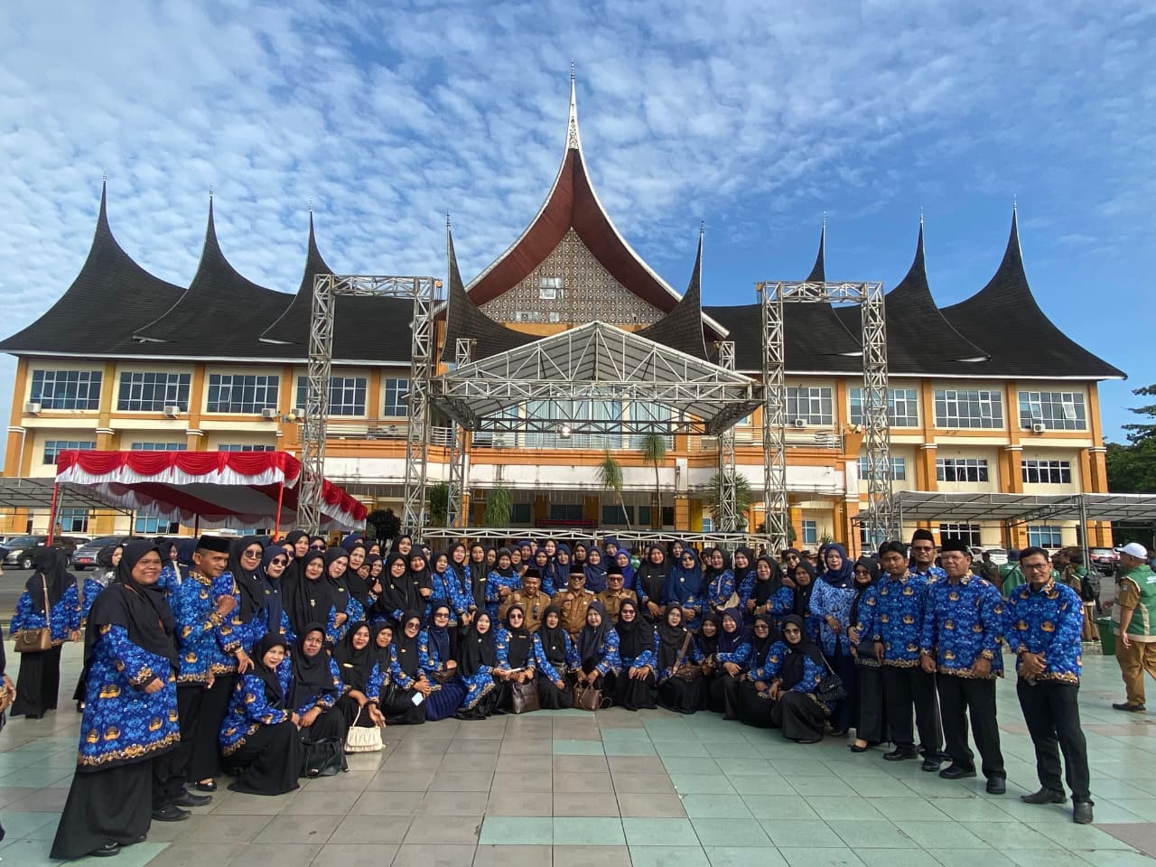 Bupati Yulianto Serahkan Perpanjangan SK PPPK Pasbar, Imbau Disiplin dan Loyalitas 6 IMG 20260105 WA0155