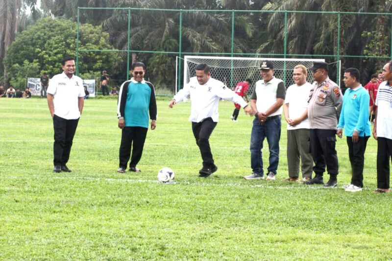 Anggota Dewan Perwakilan Rakyat Daerah (DPRD) Kabupaten Pasaman Barat Nefri, SH, menghadiri langsung pembukaan Turnamen Sepak Bola antarjorong PSLG Cup I di Lapangan Hijau PSLG, Lubuk Gadang, Nagari Koto Tangah, Kecamatan Koto Balingka, Jumat (17/4/2026).