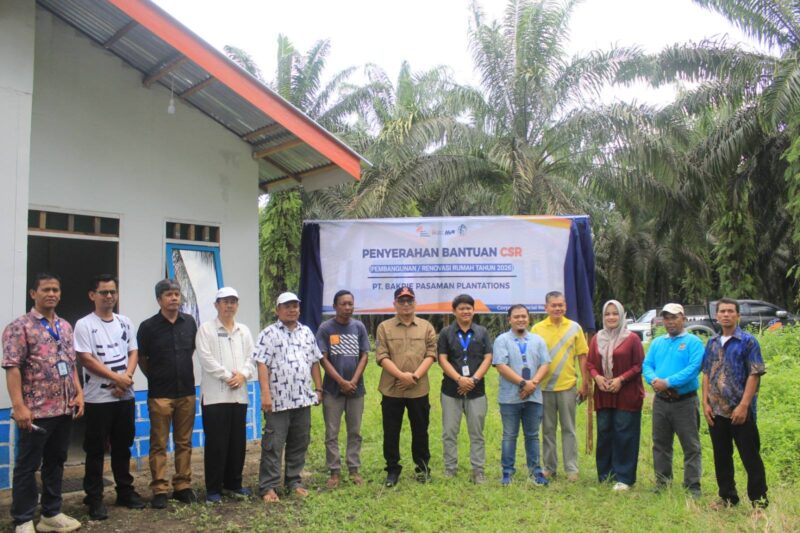 Anggota Dewan Perwakilan Rakyat Daerah (DPRD) Kabupaten Pasaman Barat, Hamidi, menghadiri bantuan renovasi Rumah Tidak Layak Huni (RTLH di Silawai Timur, Kecamatan Sungai Beremas, Jumat (24/4).