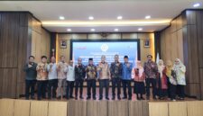 Ketua DPRD Pasaman Barat Dirwansyah bersama Bupati Pasaman Barat Yulianto dalam penyerahan Laporan Hasil Pemeriksaan (LHP) atas Laporan Keuangan Pemerintah Daerah (LKPD) Tahun Anggaran 2025 di Aula Lantai IV Gedung BPK RI Perwakilan Sumatra Barat, Padang, Jumat (29/5/2026).
