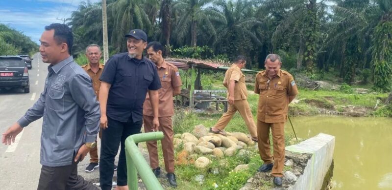 Ketua Dewan Perwakilan Rakyat Daerah (DPRD) Kabupaten Pasaman Barat, Dirwansyah dan Wakil Bupati Pasaman Barat M Ihpan serta Pelaksana tugas Dinas Pekerjaan Umum Penataan Ruang Bambang Sumarsono saat meninjau jembatan menuju Sikabau Koto Balingka, Senin (06/04/2026)