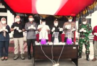 Ketua Dewan Perwakilan Rakyat Daerah (DPRD) Kabupaten Pasaman Barat, Dirwansyah, S.H., bersama Forum Komunikasi Pimpinan Daerah (Forkopimda) saat memusnahkan barang bukti 47 perkara tindak pidana umum di halaman Kantor Kejari di Simpang Empat, Rabu (22/4/2026)