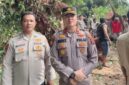 Iptu Fifriki Candra Pimpin Personel Polsek dan Warga Talamau Bersihkan Pohon Tumbang di kawasan Polongan Onam, Jorong Merdeka, Nagari Talu, Kecamatan Talamau, Kabupaten Pasaman Barat, Jumat (22/05/2026).