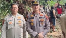 Iptu Fifriki Candra Pimpin Personel Polsek dan Warga Talamau Bersihkan Pohon Tumbang di kawasan Polongan Onam, Jorong Merdeka, Nagari Talu, Kecamatan Talamau, Kabupaten Pasaman Barat, Jumat (22/05/2026).