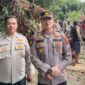 Iptu Fifriki Candra Pimpin Personel Polsek dan Warga Talamau Bersihkan Pohon Tumbang di kawasan Polongan Onam, Jorong Merdeka, Nagari Talu, Kecamatan Talamau, Kabupaten Pasaman Barat, Jumat (22/05/2026).
