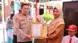 Kapolres Pasaman Barat, AKBP Agung Tribawanto, S.Ik  dalam kegiatan aksi penanaman pohon di lingkungan Sekolah Dasar (SD) Negeri 16 Pasaman, Selasa (05/05/2026).