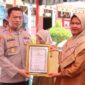 Kapolres Pasaman Barat, AKBP Agung Tribawanto, S.Ik  dalam kegiatan aksi penanaman pohon di lingkungan Sekolah Dasar (SD) Negeri 16 Pasaman, Selasa (05/05/2026).