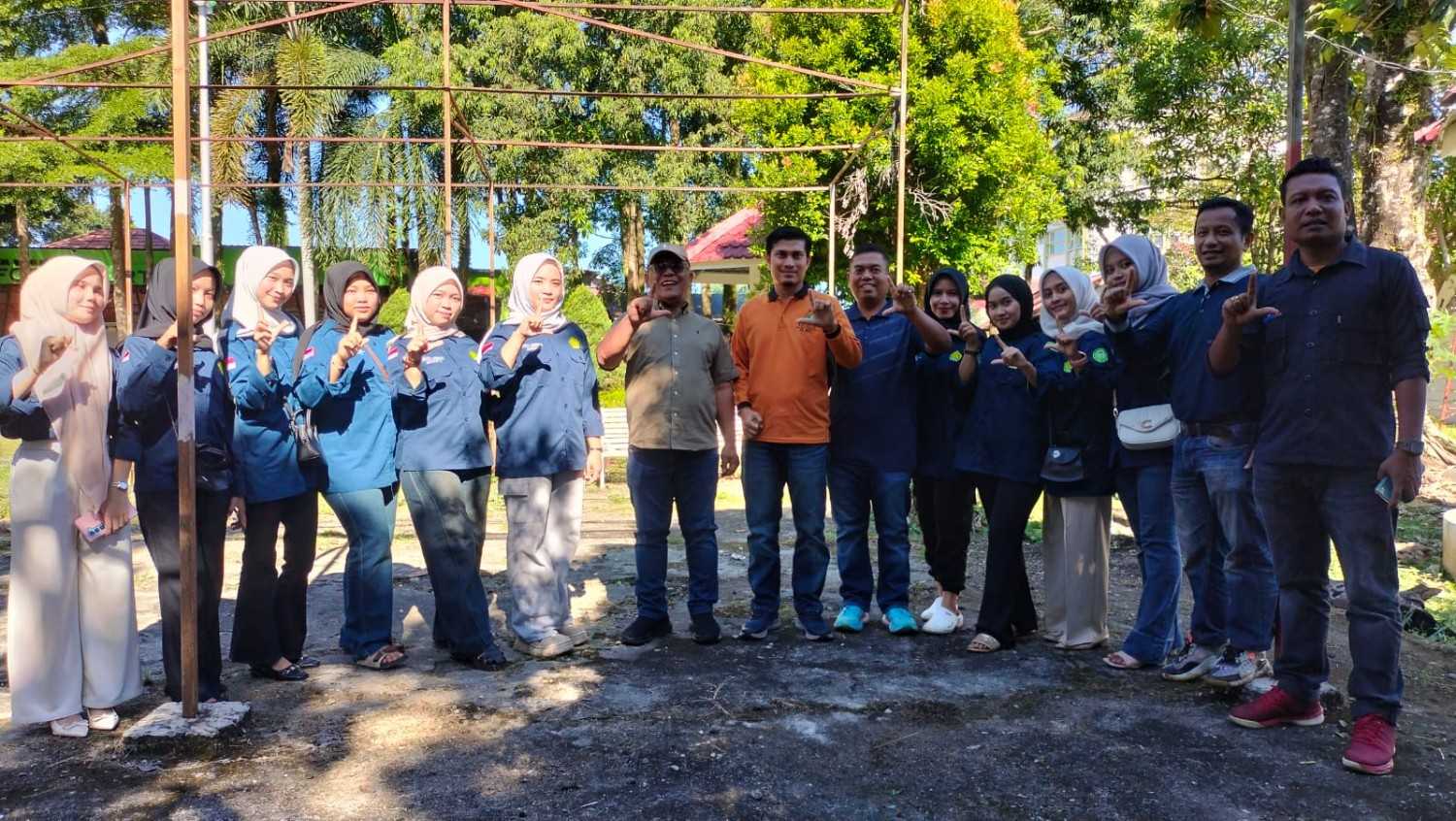 Jaga Keasrian RTH: Mahasiswa Akbid Pasbar Aksi Goro di Taman Tematik 9 561686 1